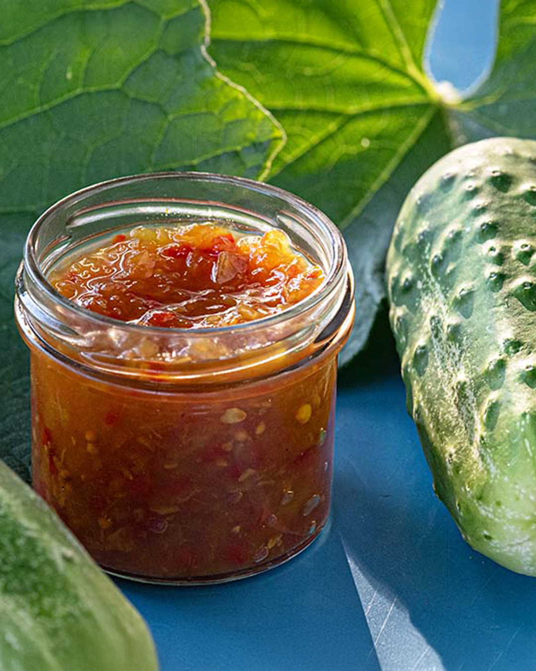 🥒 Recept: Kumarični reliš – sladko-kisli zelenjavni shranek

Kaj naredite s kumarami, ki so na vrtu malo prehitro zrasle in niso več primerne za klasično vlaganje? 🤔

Tudi pri nas se to kdaj zgodi, letos pa imamo pravo "sezono kumar" in sem očitno že izčrpala skoraj vse načine njihove predelave. 😊 Zato sem prvič pripravila kumarični reliš – sladko-kisli zelenjavni dodatek, ki me je tako navdušil, da sem ga v nekaj dneh pripravila kar trikrat. Vsakič sem recept še malo izpilila in zdaj je končno takšen, kot sem si ga želela. 💚

Obožujem čatnije, pomake, namaze in reliše, saj tudi najbolj preprostim jedem dodajo novo dimenzijo okusov. Kumarični reliš se odlično poda k burgerjem, sendvičem, sirom, siru za žar, tofuju, tempehu, pečenemu krompirju ali zelenjavnim polpetom. Prav lepo popestri tudi poletna druženja.

🌿 Ste vedeli? Beseda relish v angleščini pomeni tudi užitek ob hrani oziroma nekaj, kar jed naredi še okusnejšo. Prav to je tudi njegov namen – z le nekaj žlicami popestriti še tako preprost obrok.

👇 Celoten recept vas čaka tukaj:
🔗 https://izibizi.si/kumaricni-relis-zelenjavni-shranek/

✨ Za več sezonskih idej pokukajte na blog IZIBIZI – povezava je v BIO!

Če ste tudi vi med tistimi, ki vam konec poletja vrt podari več kumar, kot jih uspete sproti porabiti, verjamem, da vam bo ta recept prišel prav. 🥒

Dober tek! 😋

✍️ Nina / IZIBIZI @izibizi.si
📸 @skerjanec_matjaz