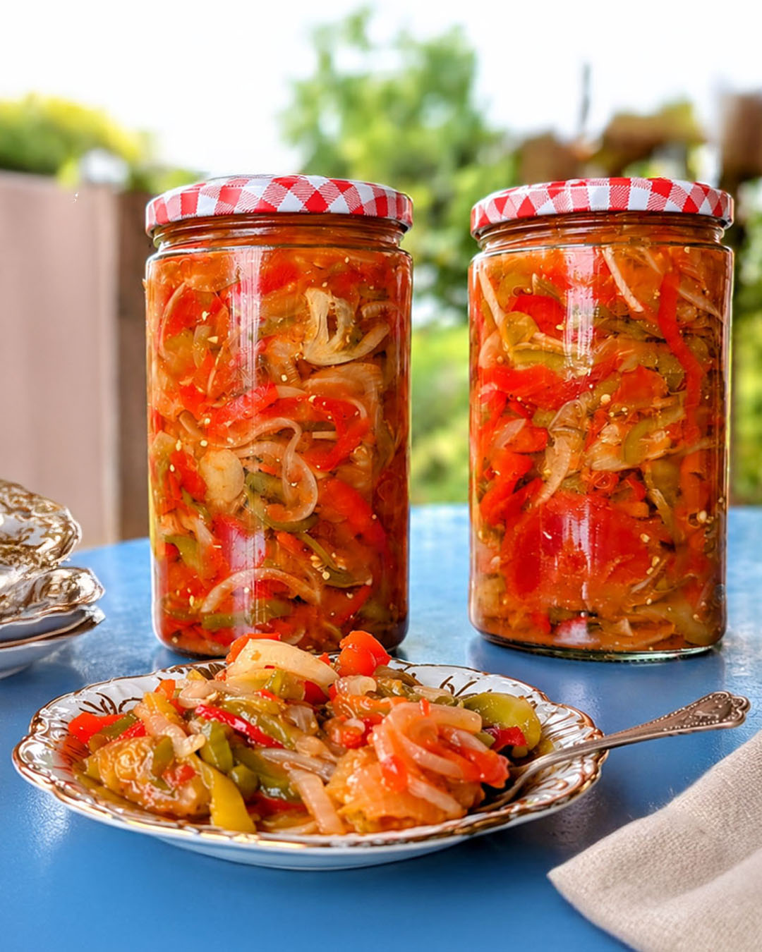 🍅 Ko na vrtu pobiramo še zadnje zelene paradižnike + namig za #recept …

Ni vam jih treba pustiti, da propadejo ali na silo čakajo na zorenje. Zeleni paradižniki so namreč odlična sestavina za ozimnico, saj so čvrsti, med vlaganjem lepo ohranijo obliko in imajo prijetno rahlo trpek okus.

Eden od načinov, kako jih porabiti, je pisana bolgarska solata za ozimnico. V njej se zeleni paradižniki povežejo z rdečimi paradižniki, papriko in čebulo, vse skupaj pa zaokroži aromatičen naliv. Pri nas brez nje več ne gre. 😋

Takšna mešana zelenjavna solata je zelo uporabna skozi vso zimo – kot priloga h kosilu, ob jajčnih jedeh za zajtrk, pečenem krompirju, v sendvičih, ob zelenjavnih jedeh ali takrat, ko si zaželimo nekaj svežega in kislega ob bolj konkretni hrani.

🌿 Ste vedeli? Zeleni paradižniki vsebujejo več tomatina kot zreli, zato jih praviloma uporabljamo toplotno obdelane ali vložene. Prav zaradi čvrste strukture pa so za takšne shranke še posebej primerni.

Če tudi pri vas na vrtu ostajajo še zadnji zeleni paradižniki, jih lahko spremenite v pisano zalogo bolgarske solate za hladnejše mesece.

👇 Celoten recept vas čaka tukaj:
https://izibizi.si/ozimnica-pisana-bolgarska-solata/

✨ Za več sezonskih idej pokukajte na blog IZIBIZI – povezava je v BIO!

Dober tek! 😋

✍️ Nina / IZIBIZI @izibizi.si
📸 @skerjanec_matjaz
